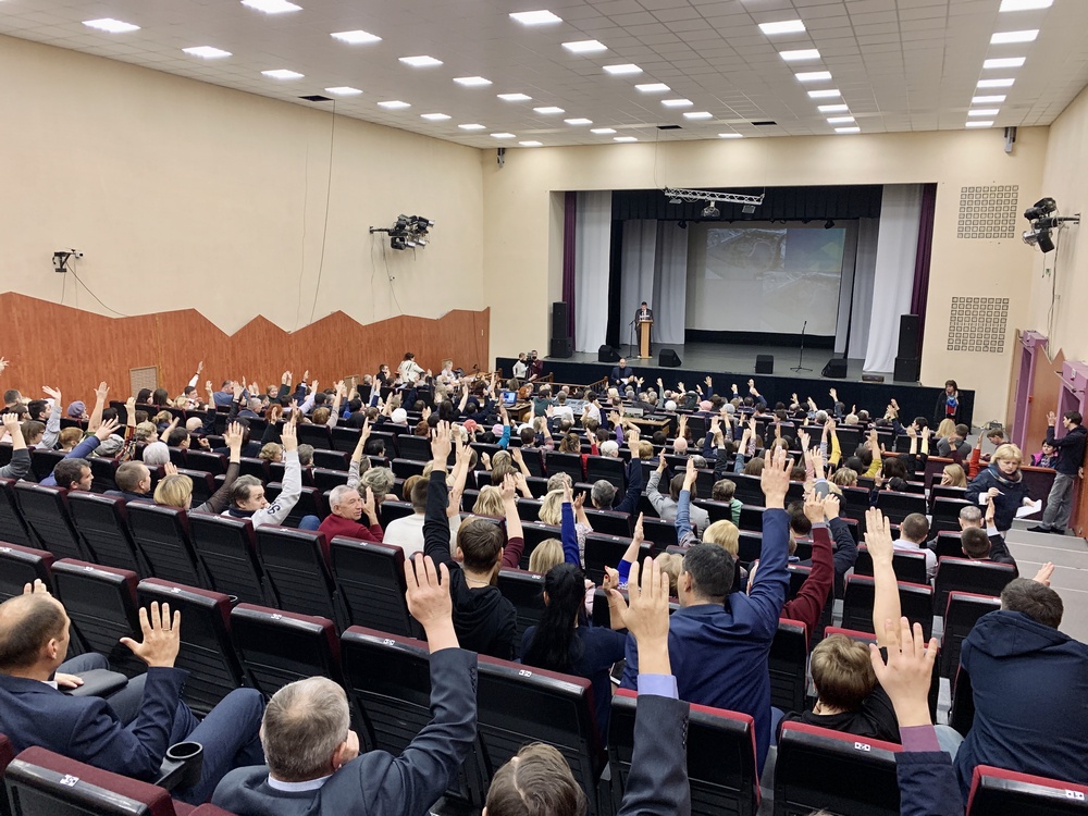 Администрация узаконила парковку на Мухинском мнением большинства