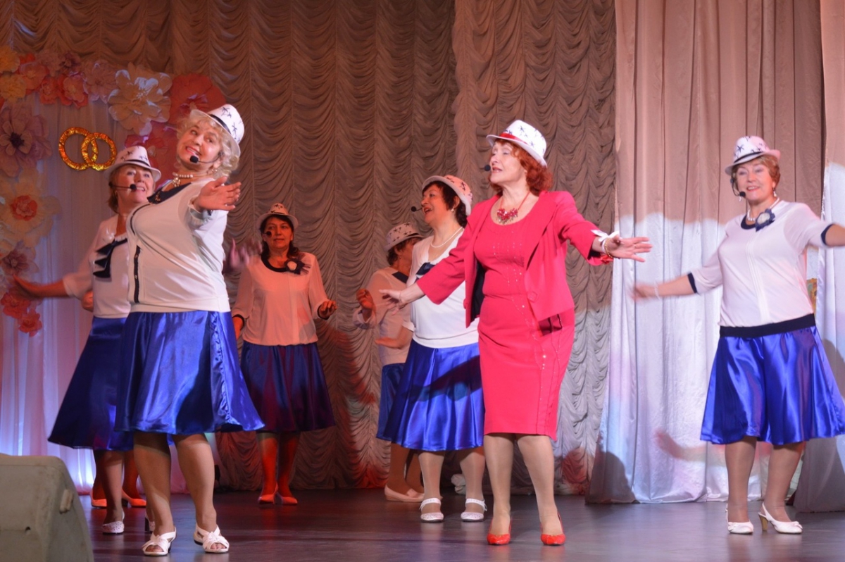 Свадебных юбиляров поздравляли в КЦ «Теплоход» 24 ноября