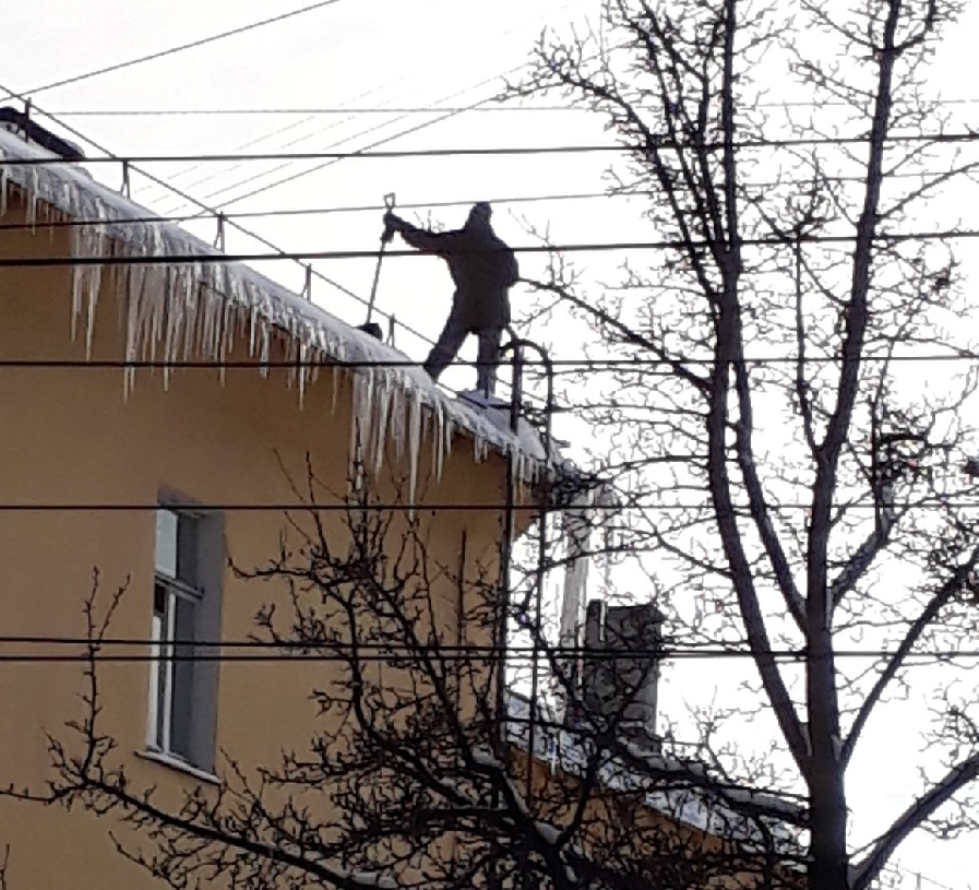 Кого оштрафовали за упавшую на автомобиль глыбу льда на Бору?