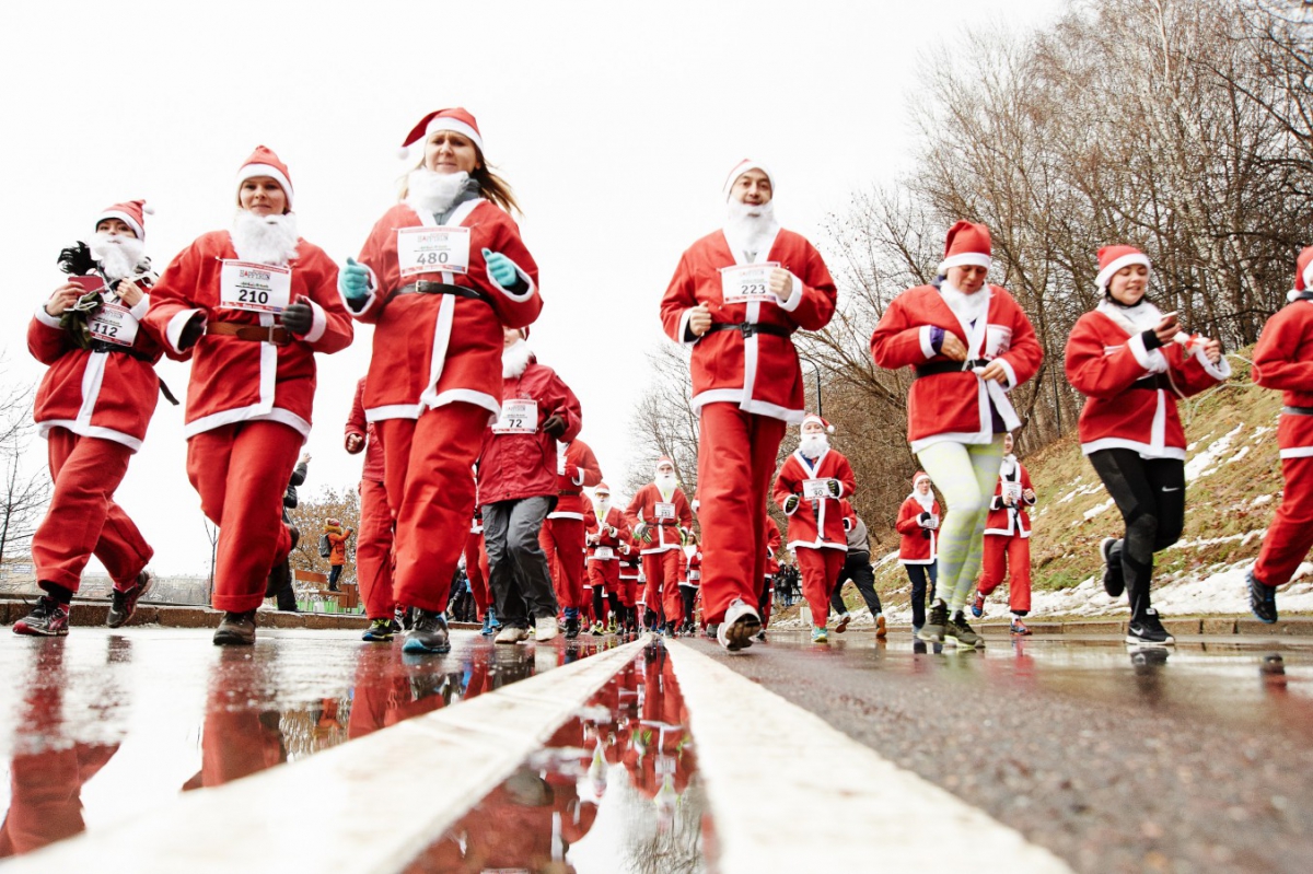 Тра­ди­ци­он­ный за­бег Де­дов Мо­ро­зов со­сто­ит­ся в Ниж­нем Нов­го­ро­де 29 де­каб­ря