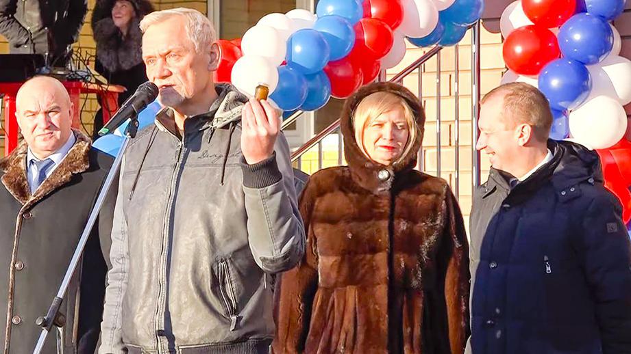 Борскому депутату подарили баночку вазелина