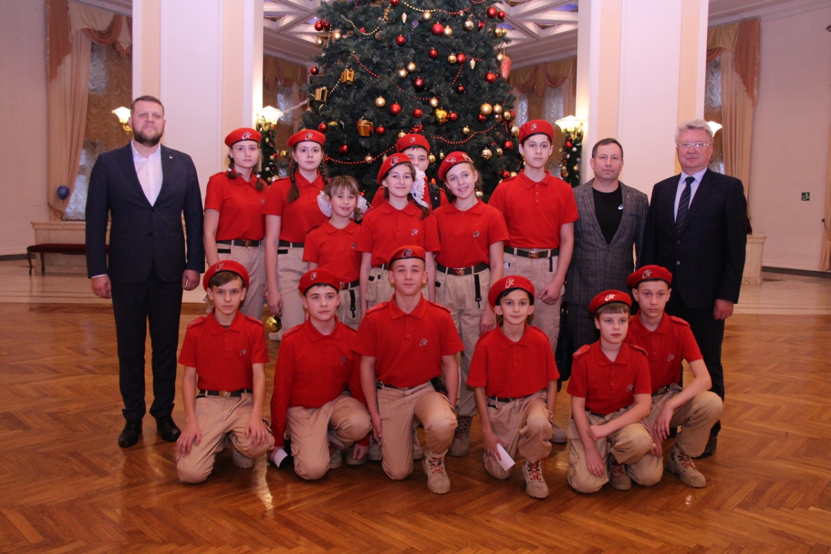 20 борских школьников приняли участие в Новогоднем юнармейском представлении в Москве