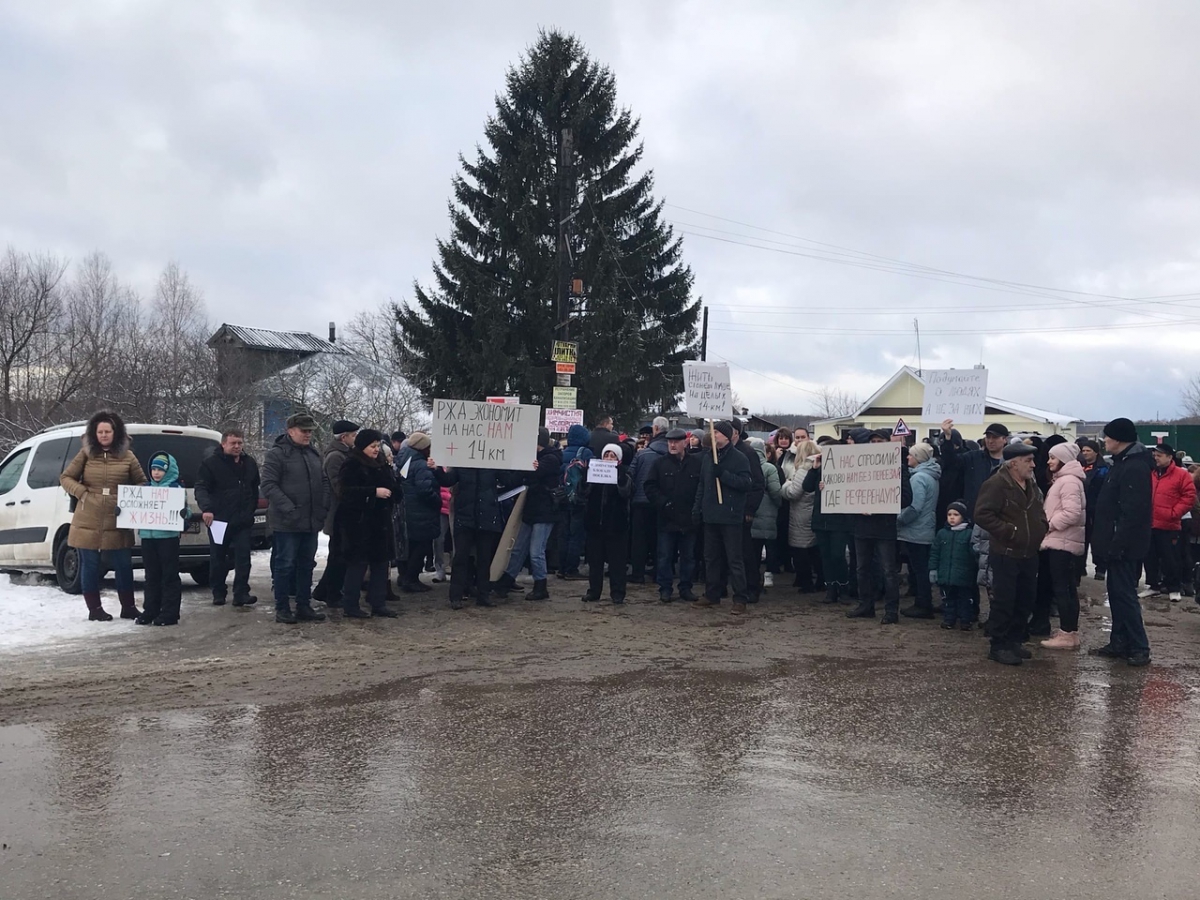 Жители Неклюдова просят оставить железнодорожный переезд рядом с их поселком