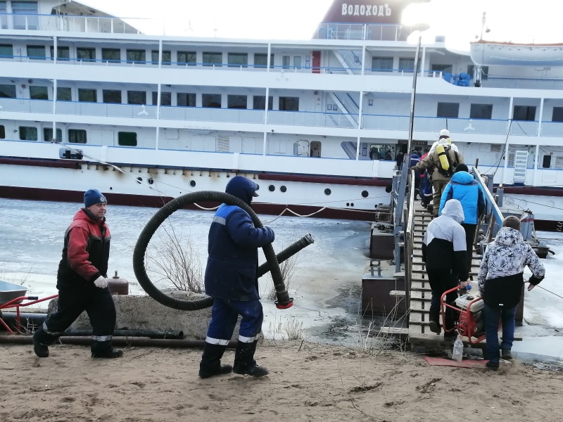 Сотрудники МЧС провели тренировочное пожарно-тактическое учение на четырехпалубном теплоходе «Сергей Кучкин» в г.о.г. Бор