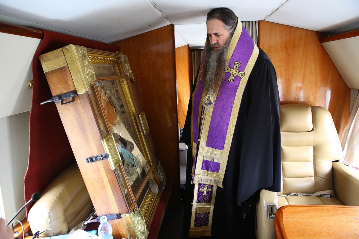 Митрополит Георгий пролетел над областью на вертолете и прочитал молитву против коронавируса