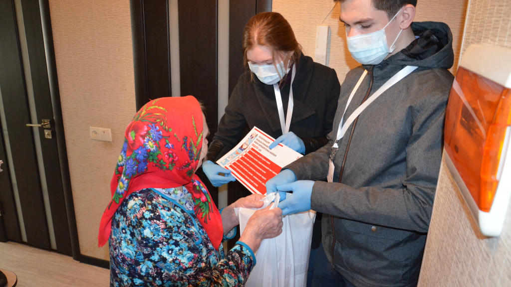 Борские волонтеры доставляют продуктовые наборы особо нуждающимся в помощи жителям