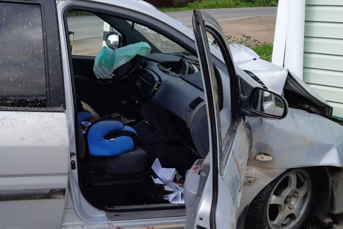 Автомобиль врезался в дом на Бору