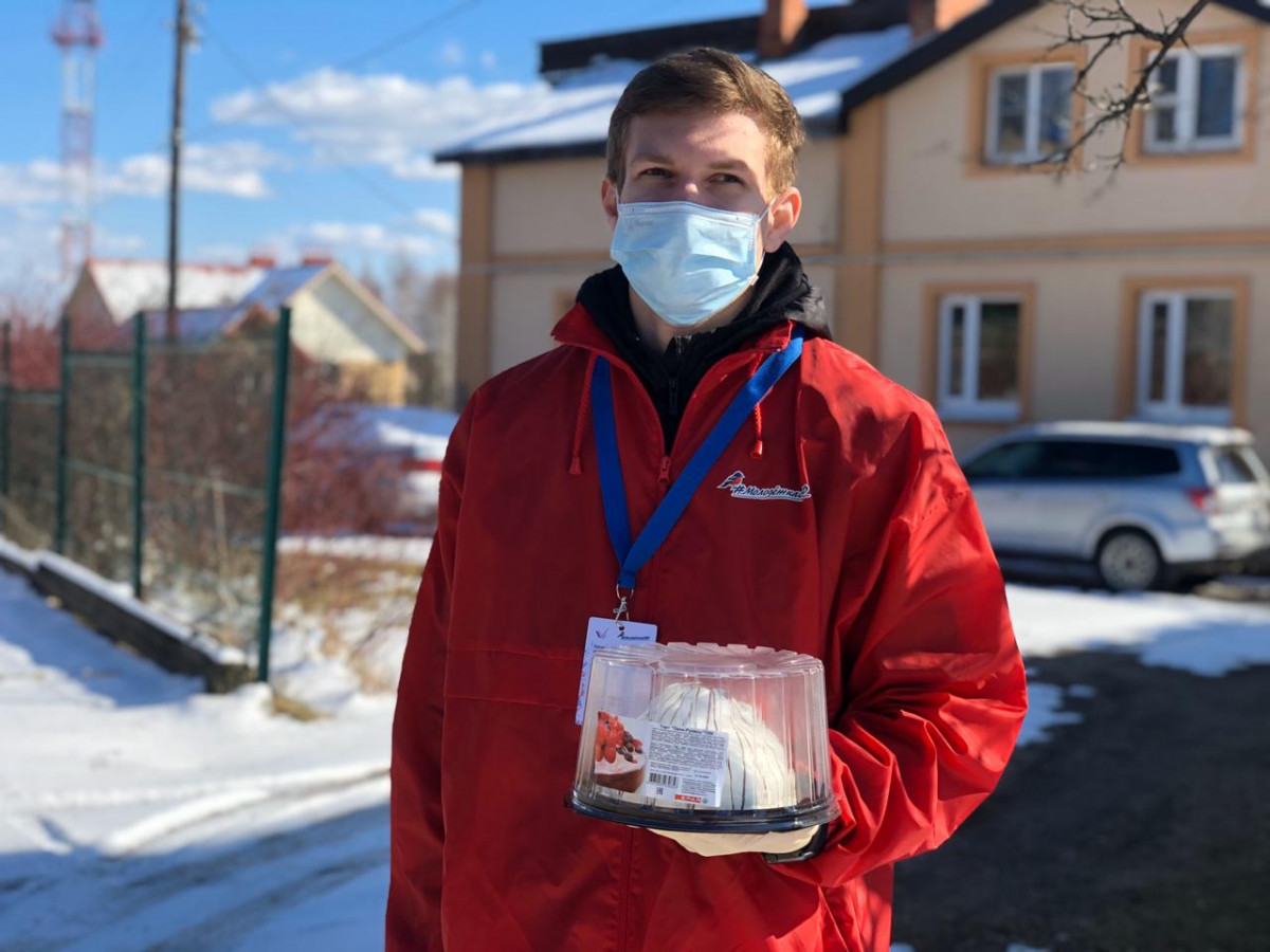 Волонтеры поздравили пенсионерку на Бору с юбилеем