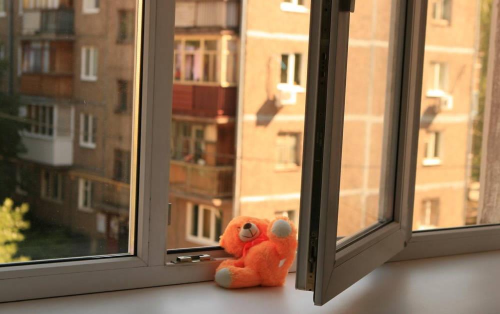 Маленький ребенок выпал из окна многоэтажки на Бору