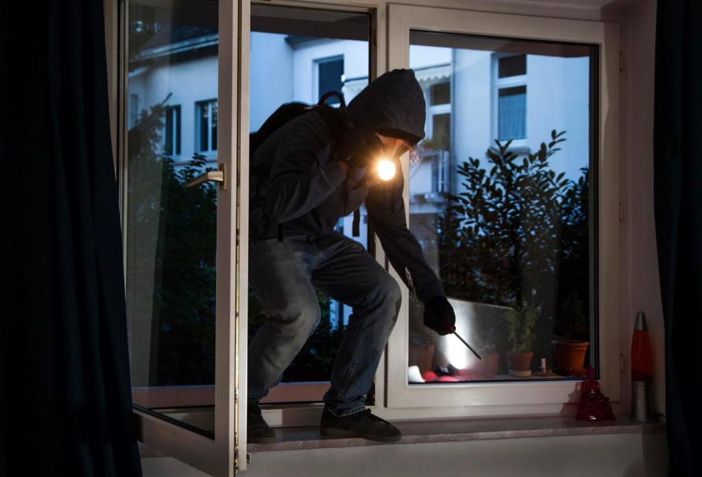 Сотрудниками полиции задержан подозреваемый в квартирной краже