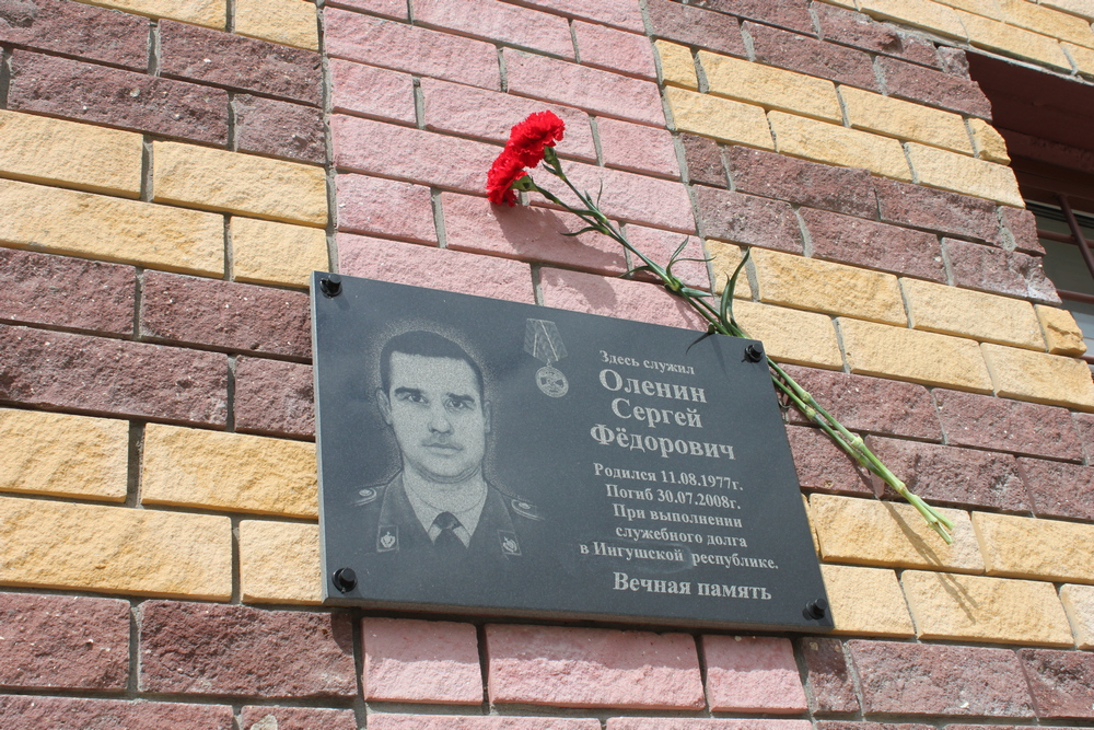 Сотрудники борского ОВД почтили память коллеги, погибшего при исполнении служебного долга