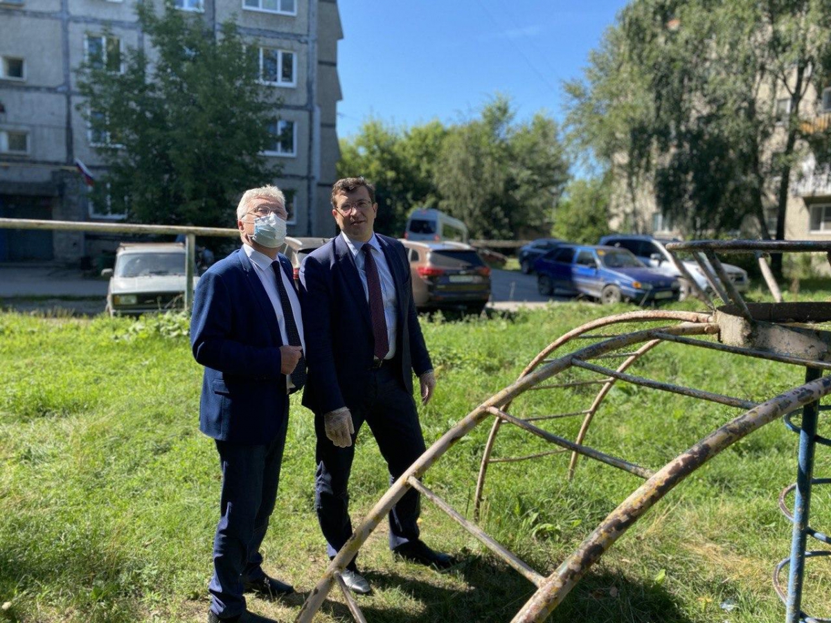 Глеб Никитин проверил благоустройство одного из борских дворов после обращения жителя