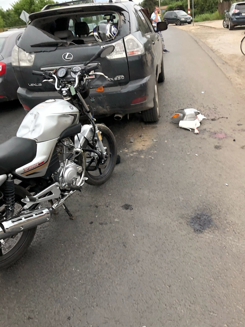 Мотоциклист врезался в Лексус на Бору