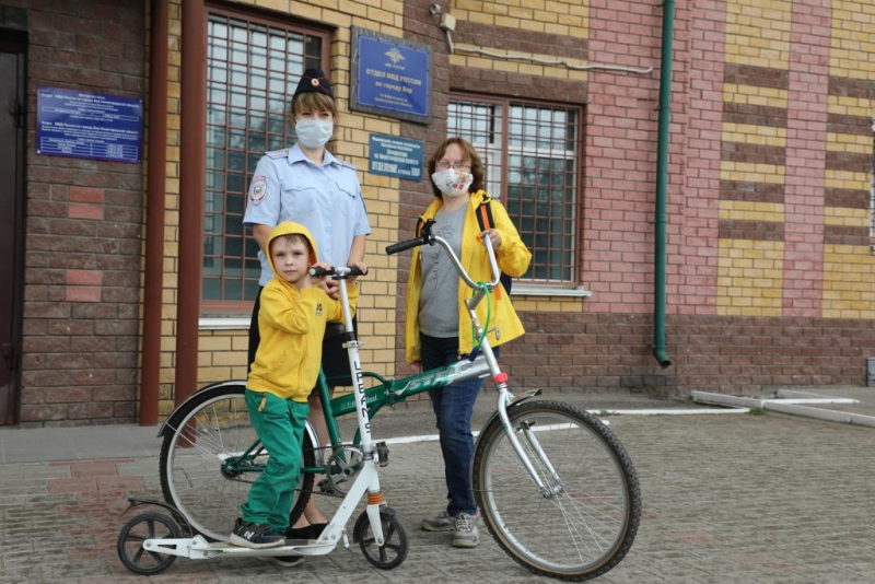 Жительница Бора поблагодарила полицейских за оперативное раскрытие кражи и возврат похищенного имущества