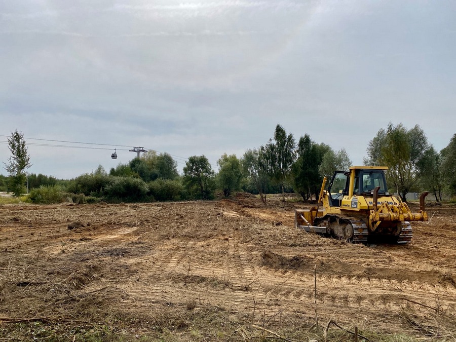 Строительство новой дороги и огромной парковки началось в борских лугах
