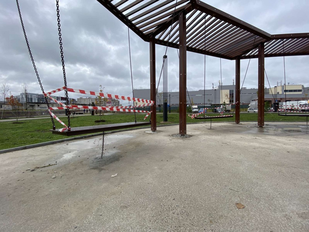 Озеро не озеро, качели не качели