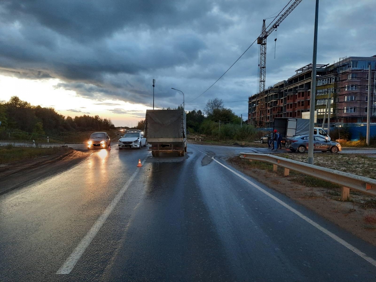 Четыре автомобиля столкнулись на одном борском повороте