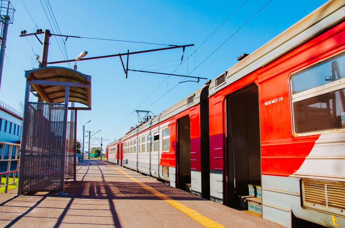 Женщина погибла под колесами электрички на Бору