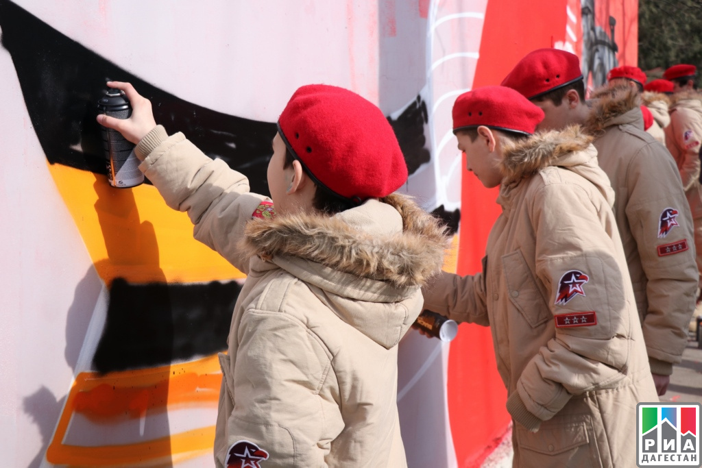 Борские юноармейцы раскрасили стену около метромоста в Нижнем Новгороде