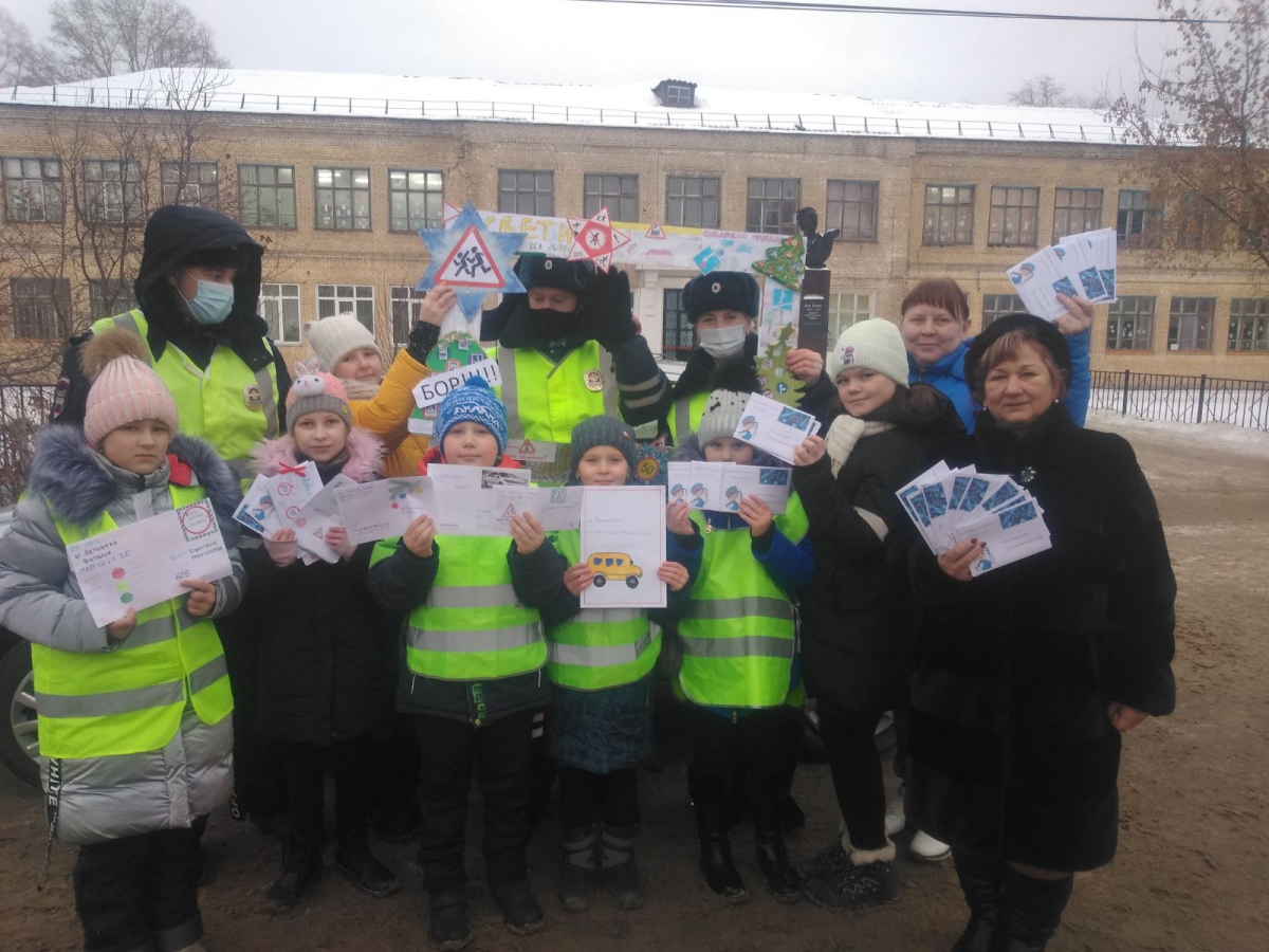 Письма водителям раздают учащиеся школ на Бору