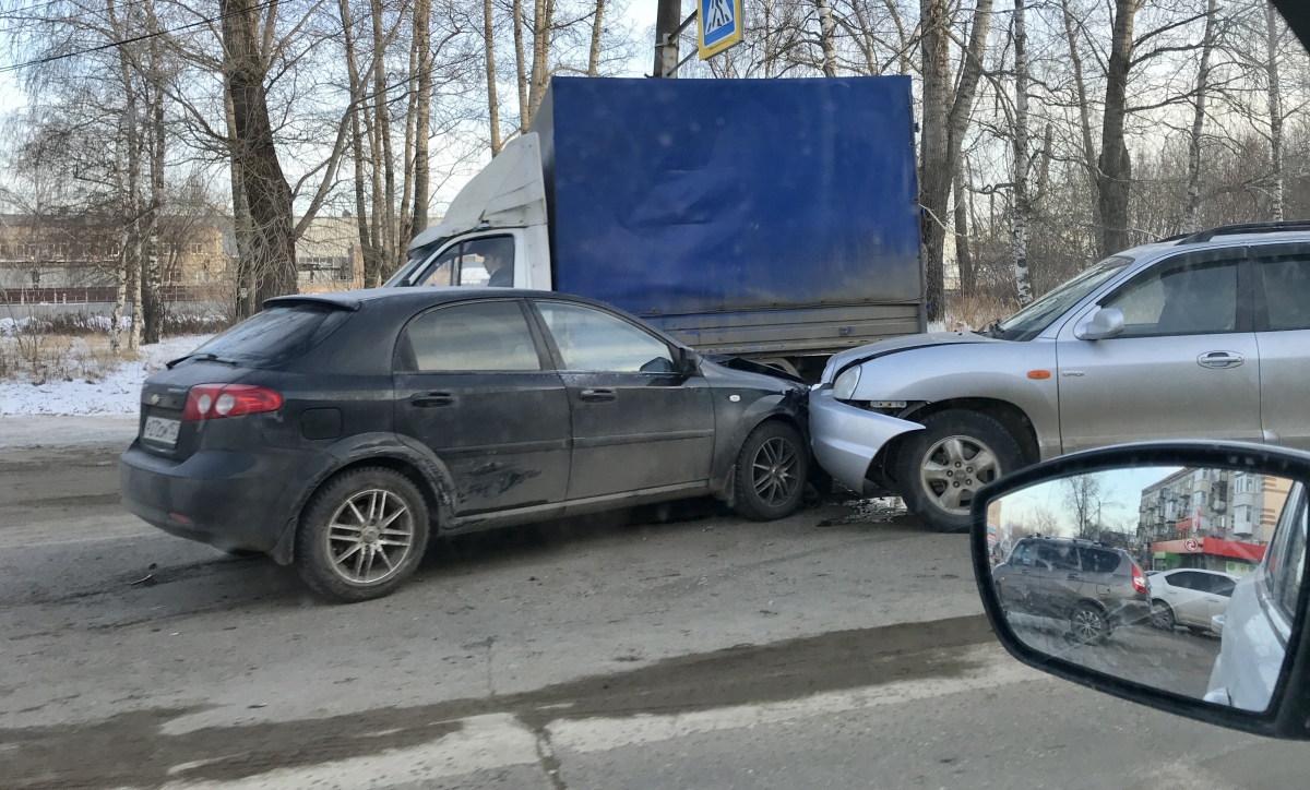 Тройная авария с пострадавшими произошла в центре Бора