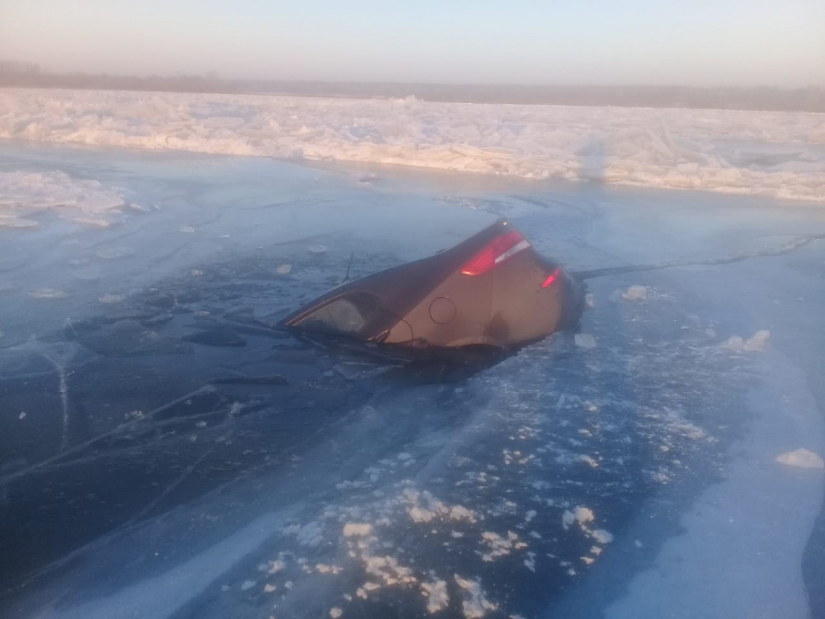 Недалеко от Макарьево машина провалилась под лёд