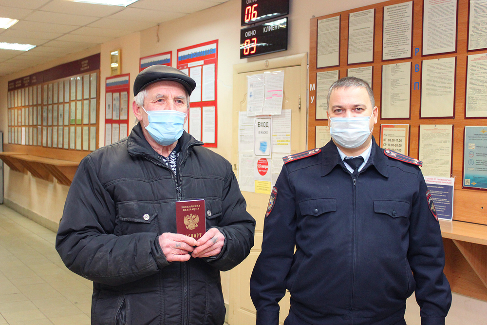 В Нижегородской области полицейские вручили долгожданный паспорт 70-летнему гражданину