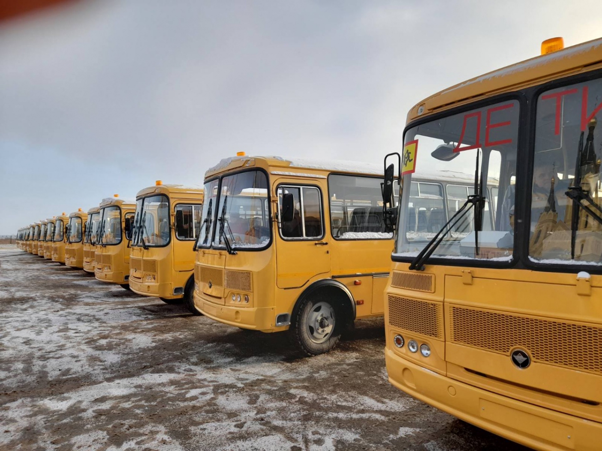 Два новых автобуса подарили борским школам