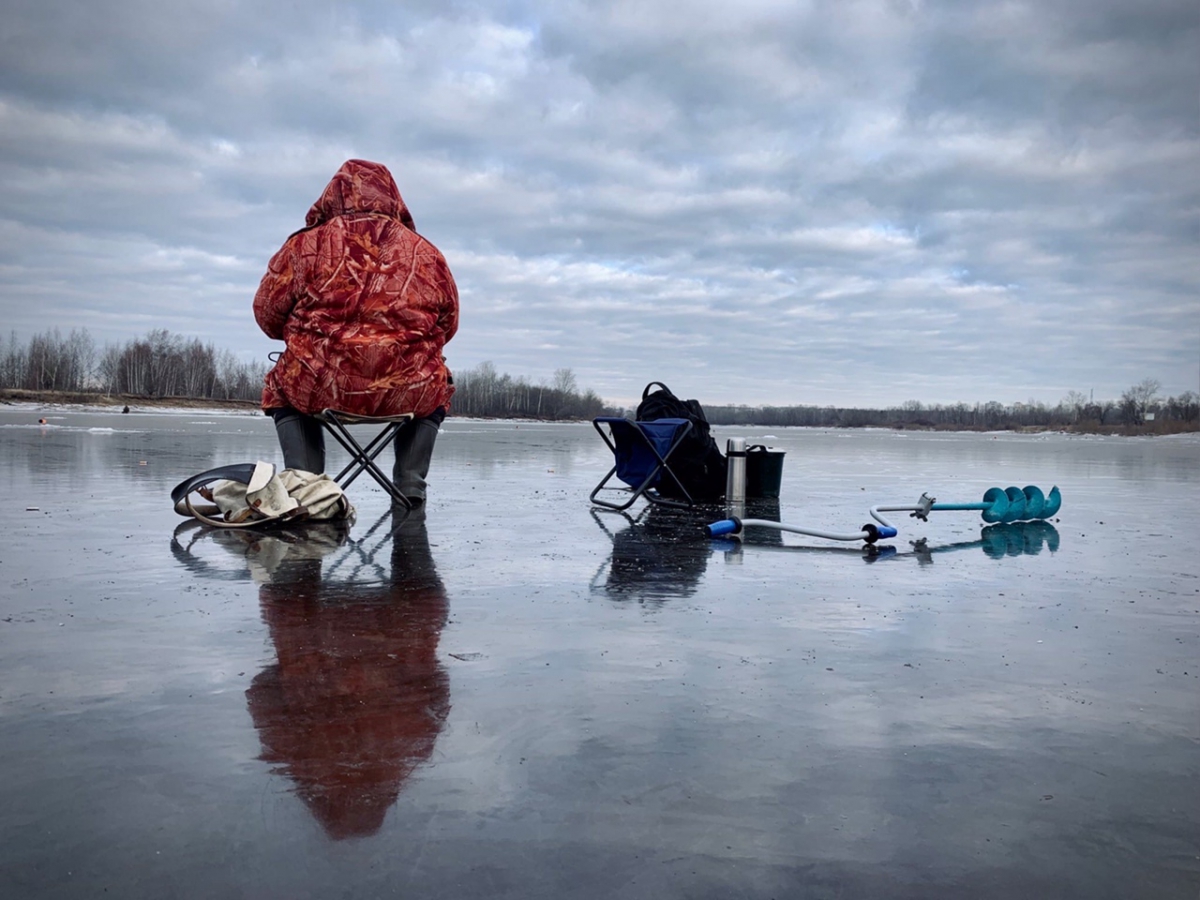 Толстый ли лед на борских водоемах