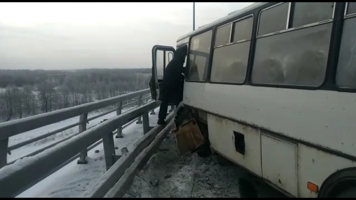 УАЗ въехал в маршрутку в Неклюдово