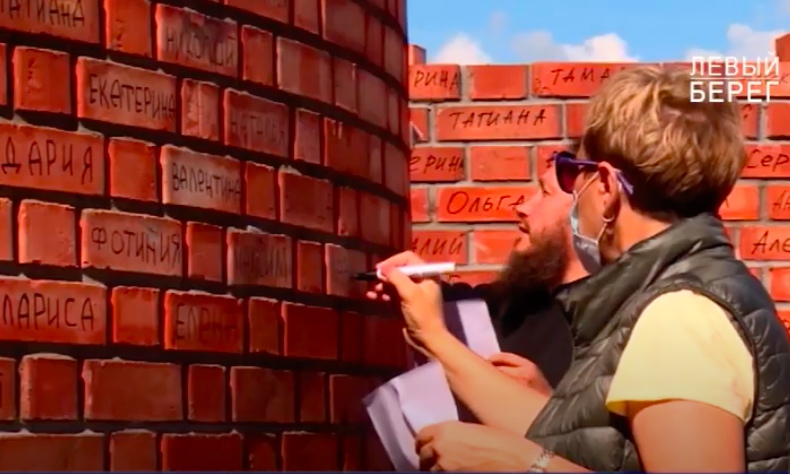 На Бору из именных кирпичей строится храм