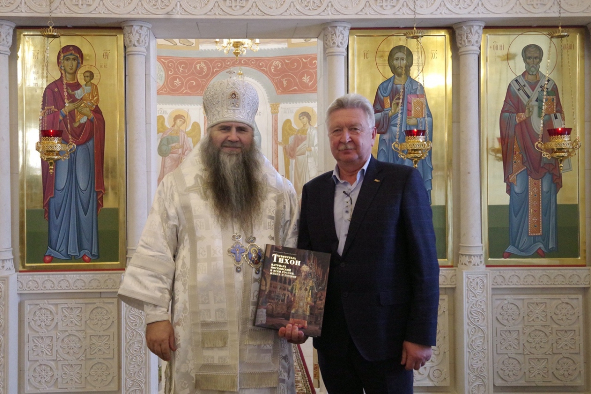 Известные борчане посетили храм и получили подарки от митрополита