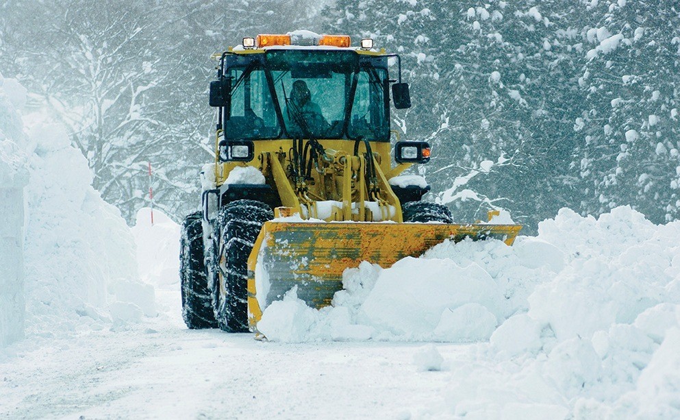 «Подвешенный» трактор в центре Бора вызвал десятки вопросов