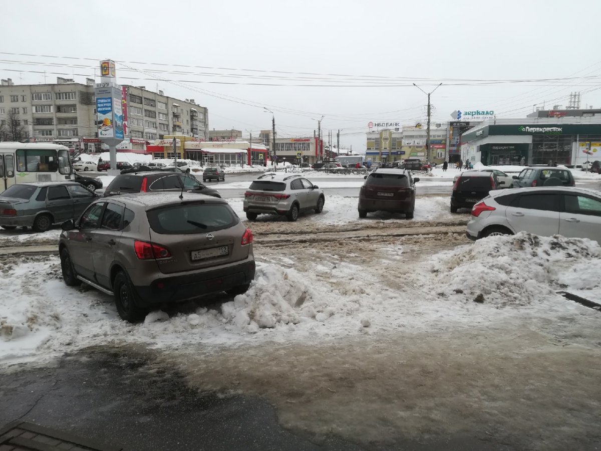 Женщина выбежала на дорогу и попала под автомобиль