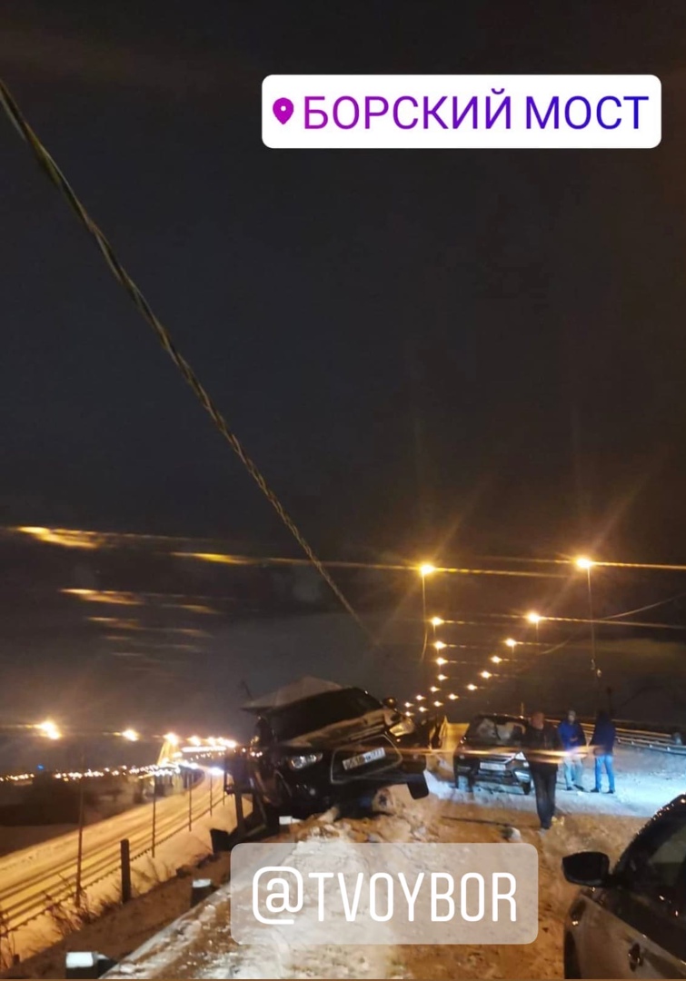 Внедорожник повис на отбойнике борского моста, и чудом обошлось без трагедии