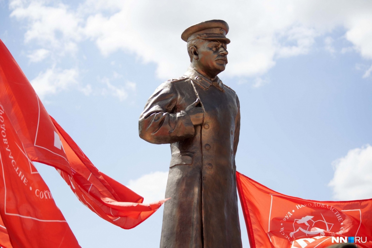 Скульптура сталина. Памятник Сталину в городе Бор Нижегородской области. Памятник Сталину в Нижнем Новгороде. Памятник Сталина в России. Сталин Иосиф Виссарионович памятники.