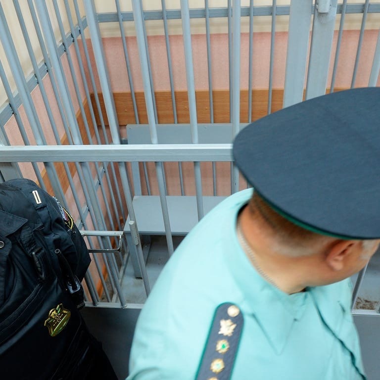 Обвиняемый в изнасиловании ранил себя в борском суде