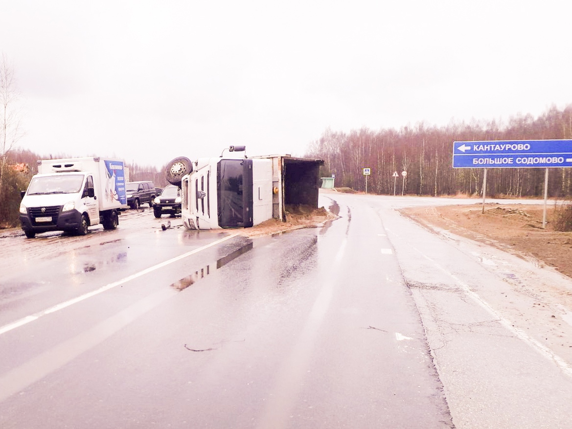Большегруз опрокинулся в результате ДТП на Бору