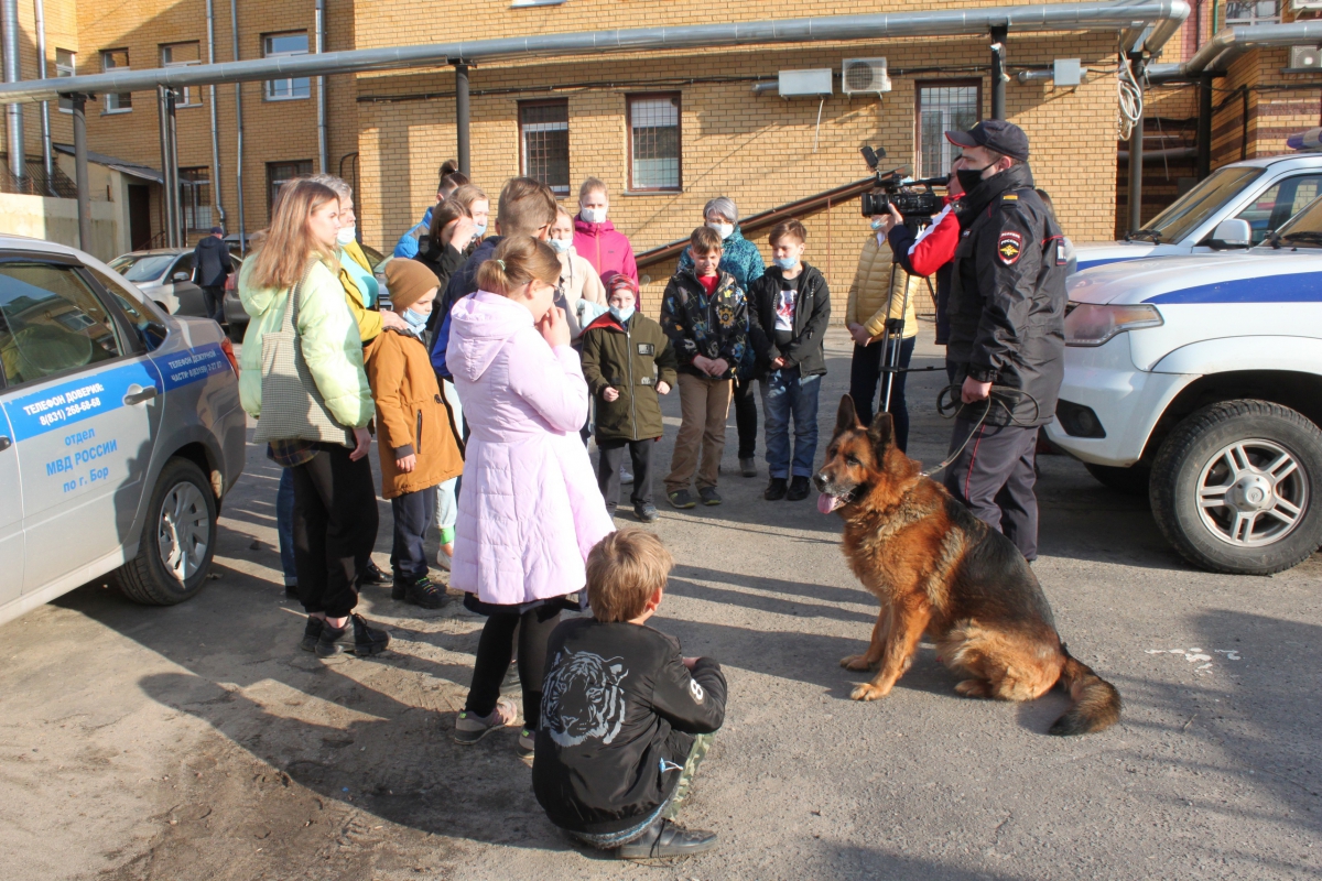 Юные кинологи побывали в гостях у полицейских