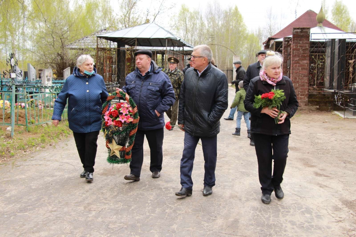 Новости бора нижегородской. Ветераны города Бор Нижегородской области. Аллея героев город Бор Бадин. 9 Мая в Борском Самарской области. Братские могилы Северная Осетия.