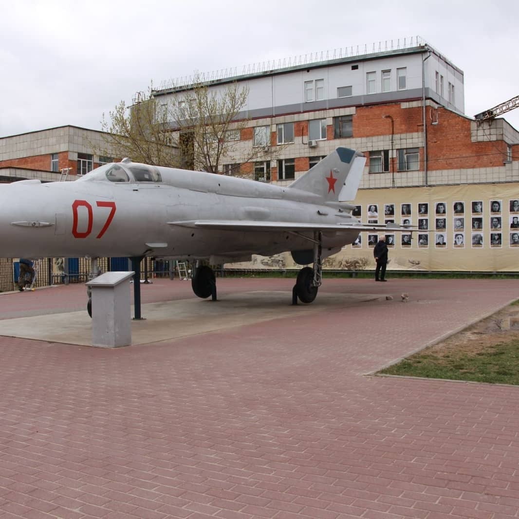 На территории музея военной техники под открытым небом установили баннер "Женское лицо войны"