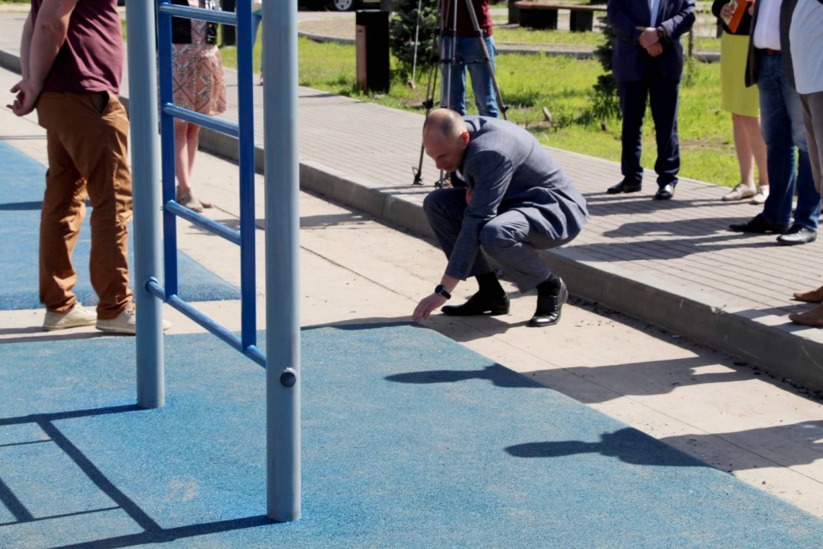 Глава города проверил качество нового покрытия на Мухинском озере