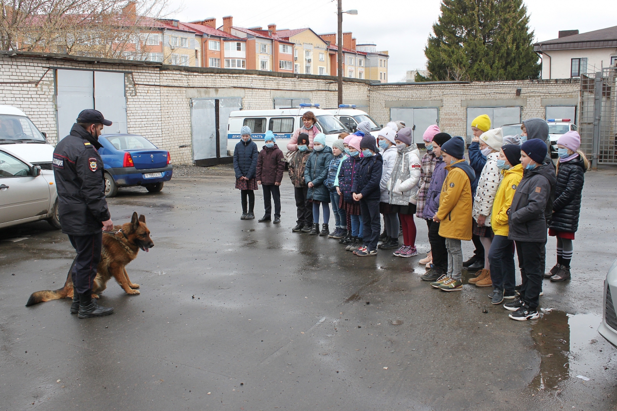 Полицейские и общественники провели урок мужества для школьников