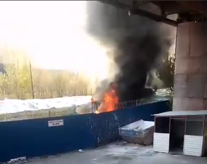 Погрузчик загорелся на территории стекольного завода на Бору