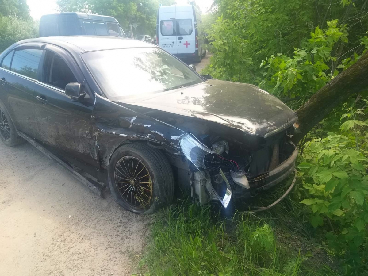 На Бору пьяный водитель врезался в дерево