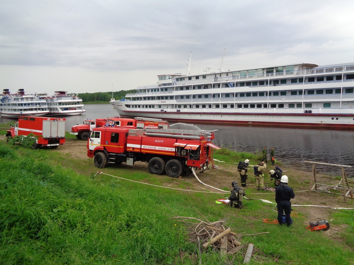 Спасатели тушили теплоход в п. Октябрьский