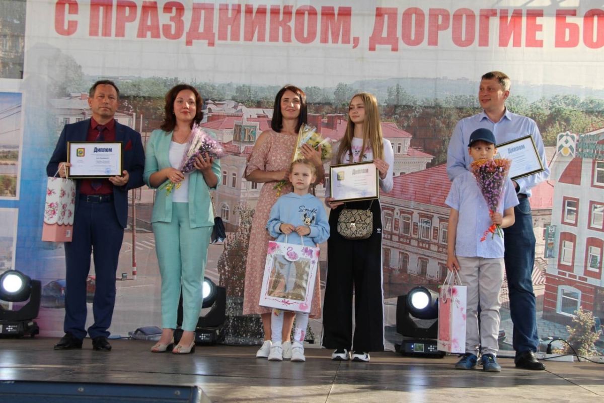 Социально успешные семьи наградили на Бору в День России