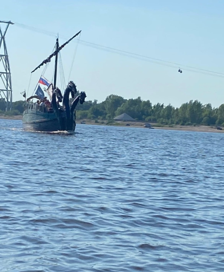 Древнерусская ладья «Змей Горыныч» прошла мимо Бора