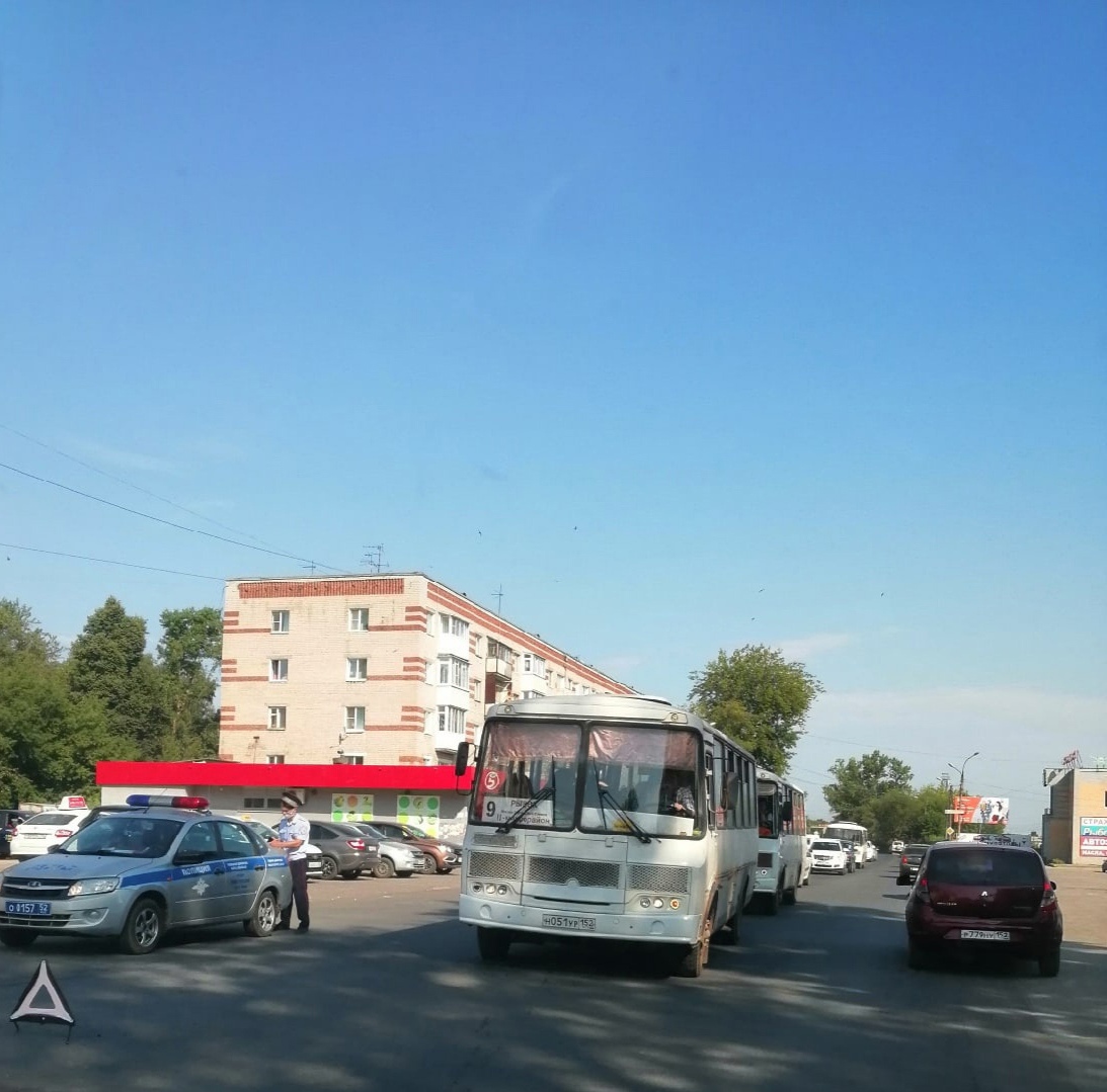 На Бору едва не погибла молодая девушка, оказавшись под колесами автомобиля