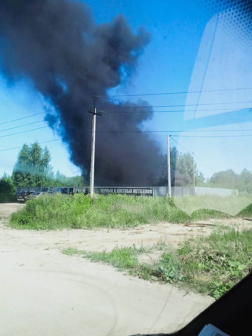 Пункт приема металла на улице Кольцова в понедельник утром значительно надымил, напугав жителей города